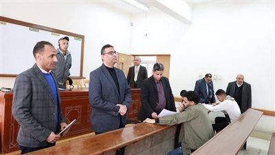 عميد إعلام الأزهر يتفقد امتحانات منتصف العام بالكلية 