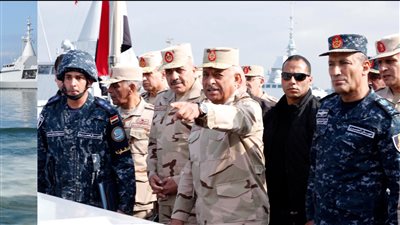 وزير الدفاع يتفقد قاعدة الإسكندرية البحرية ويلتقى بعدد من المقاتلين
