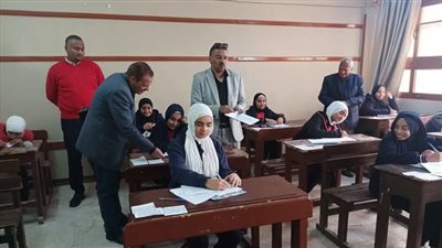 مدير تعليم نجع حمادي يتابع انعقاد امتحان الترم الأول للمواد الغير مضافة