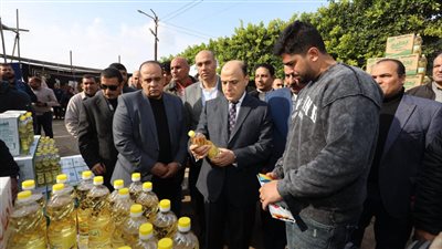 محافظ كفرالشيخ يفتتح سوق 
