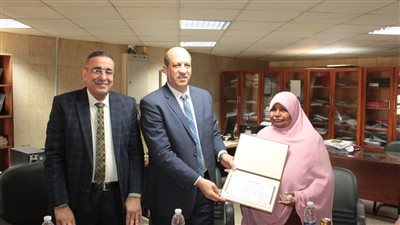 إدارة الجودة والتميز بجامعة أسيوط تكرم كادر بسكرتارية والمحفوظات لبلوغها سن المعاش