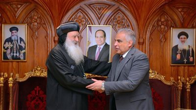 رئيس جامعة طنطا يقدم التهنئة لـ الأنبا بولا مطران طنطا وتوابعها  