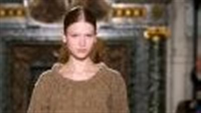 التنورة الخضراء صيحة جديدة تزين شتاء 2025