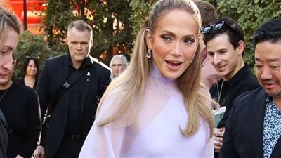 سيلينا جوميز وجينيفر لوبيز وأريانا جراندي .. نجمات هوليوود في حفل جوائز كريتيف