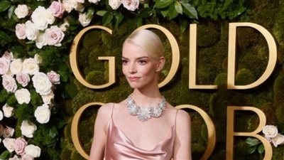 أنيا تايلور تتألق بتوقيع كريستيان ديور في حفل جولدن جلوب 2025