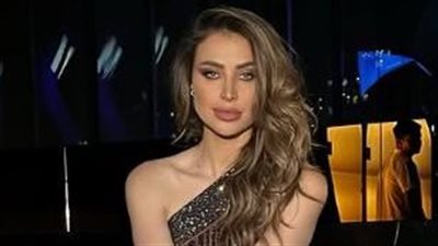 أنابيلا هلال نجمة شتاء 2025 بالمخمل الصارخ (صور)