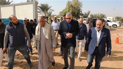 محافظ أسوان يتفقد مشروع إنشاء محطة تنقية مياه الشرب في بلانة 
