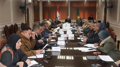 محافظ القليوبية يناقش آليات الارتقاء والنهوض بمنظومة النظافة 