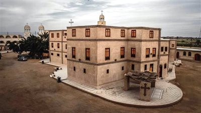  محافظ قنا يهنئ البابا تواضروس الثاني و3 مسؤولين بحلول عيد الميلاد المجيد 