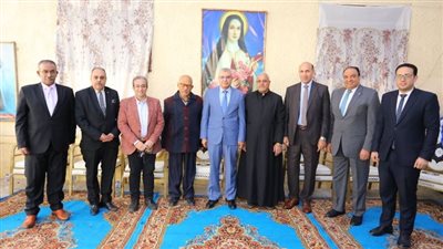 رئيس جامعة الزقازيق يُهنىء أسقف فاقوس والعاشر من رمضان بعيد الميلاد المجيد