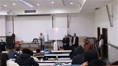 نائب رئيس جامعة حلوان الأهلية يتابع سير اختبارات نصف العام