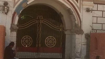 إصابة نقاش طعنه نجل عمه بمقص بسبب خلافات الميراث بالبلينا 