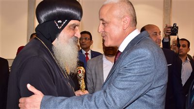 صور| محافظ الأقصر والقيادات الأمنية يزورون كنائس الطوائف المسيحية للتهنئة بعيد الميلاد