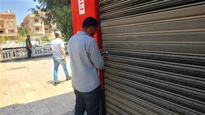 تحرير (129) مخالفة للمحلات التى لم تلتزم  بقرار الغلق