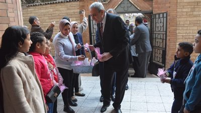 محافظ الغربية يزور كنائس طنطا لتقديم التهنئة ويوزع الهدايا