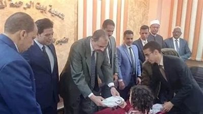 محافظ سوهاج يشارك أطفال بيت الرحمة فرحتهم بعيد الميلاد المجيد  