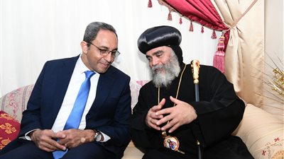 محافظ قنا يُواصل جولاته للتهنئة بعيد الميلاد ويزور أسقف نجع حمادي
