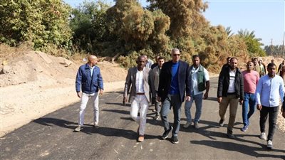 محافظ أسوان يتابع الإنتهاء من أعمال الرصف بقرية الأمال بنصر النوبة 