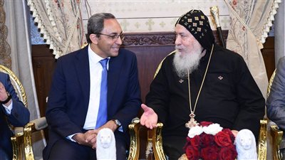 محافظ قنا يُتمم جولات المعايدة بتهنئة الأنبا شاوربيم بعيد الميلاد 