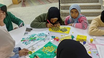 تقنيات الطباعة وتشكيل الصدف في فعاليات الأسبوع الثقافي المكثف للشباب بالشلاتين