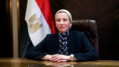 وزيرة البيئة تستعرض تقريرًا حول جهود تحسين البيئة الصناعية 