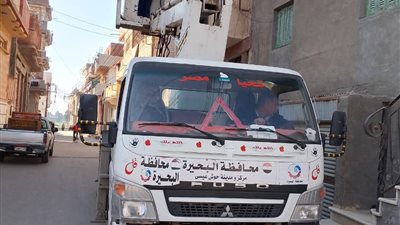 صيانة الأعمدة المتهالكة وكشافات الإنارة بالبحيرة