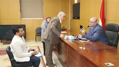 محافظ بني سويف يناقش شكاوى ومطالب المواطنين