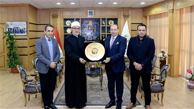 رئيس جامعة المنصورة يهدى مفتي الجمهورية درع الجامعة