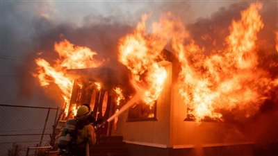 النيران تلتهم منازل مشاهير هوليوود.. فيديو