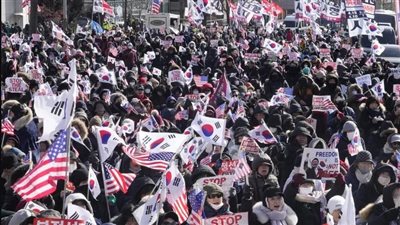 مؤيدو رئيس كوريا الجنوبية المعزول يتظاهرون أمام مقر إقامته.. فيديو