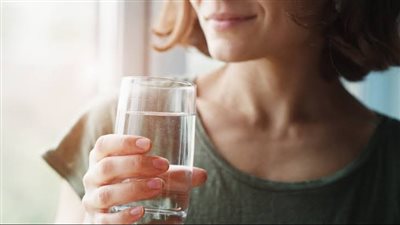 أهمية شرب الماء لتحسين صحة الكُلى والجسم