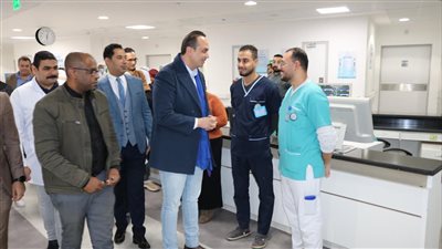 صرف مكافأة تشجيعية للعاملين بقسم الطوارئ بالمجمع الطبي بالسويس
