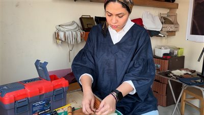 «تقي رؤوف» .. شابة شرقاوية تبدع في صناعة المنتجات الجلدية اليدوية 