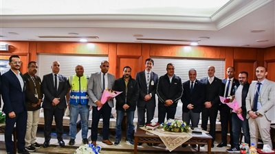 محافظ جنوب سيناء يهدي باقات الزهور لأطقم العمل بمطار شرم الشيخ