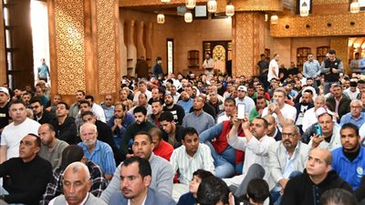 محافظ جنوب سيناء يؤدي صلاة الجمعة بمسجد الصحابة بشرم الشيخ