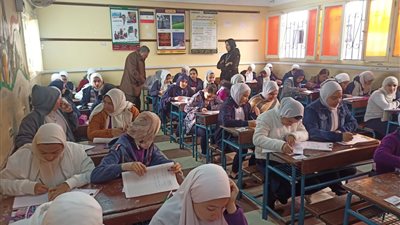 وكيل تعليم البحيرة يتفقد امتحانات الفصل الدراسى الأول بدمنهور 