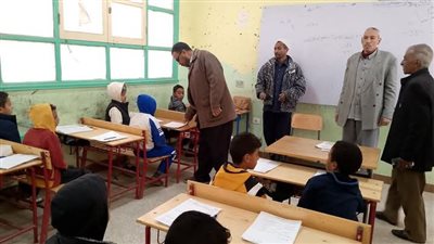 مدير تعليم قوص يتفقد سير عمل امتحانات النقل بمدرسة عباسة الابتدائية