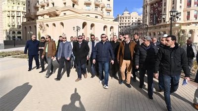 وزير الإسكان يتفقد سير العمل بالحي السكنى الخامس R5 والمحاور بالعاصمة الإدارية