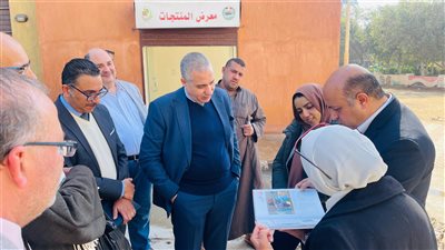 وفد تنمية المشروعات وهيئة تنمية الصعيد يزوران مجمع الحرف اليدوية بقرية دسيا بالفيوم