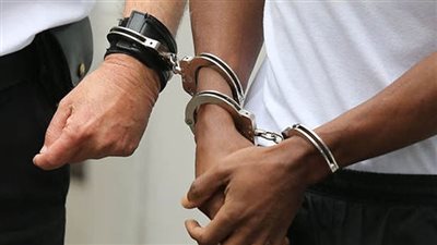 حجز 3 أشخاص بحوزتهم مبالغ مالية بالدولار (تفاصيل)