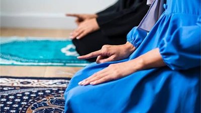 أصلى في العمل بحضور الرجال فما الحكم؟.. دار الإفتاء توضح