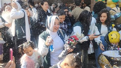 طلبة طب أسيوط يحتفلون بتخرجهم وسط فرحة الأهالي