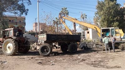 تطهير بحر عروس ونقل المخلفات خارج مدينة إطسا بالفيوم