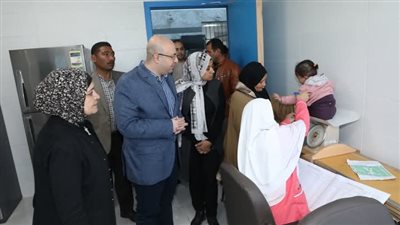 محافظ بني سويف يتابع سير العمل بوحدة طب الأسرة بقرية منية الجيد