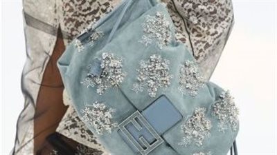 أحدث صيحات حقائب الدنيم العصرية لموضة صيف 2025