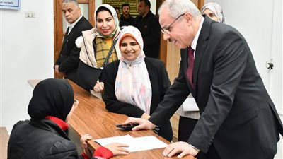 رئيس جامعة قناة السويس يتابع امتحانات كلية التمريض ويؤكد: توفير الرعاية للطلاب