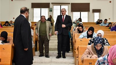 رئيس جامعة قناة السويس يتابع سير الامتحانات بكلية التربية