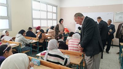 رئيس مدينة شبراخيت فى البحيرة يتابع امتحانات صفوف النقل بالمدارس