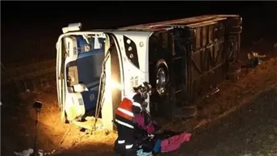 مصرع شخصين وإصابة 28 آخرين في انقلاب ميني باص على طريق الواحات