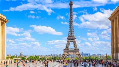 قطاع السياحة في باريس يتحول إلى تيك توك 